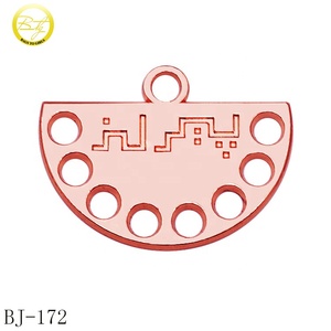Diseño de moda Diamante incrustado Aleación Oro Animal Logo Metal Colgante Nombre Etiquetas Pulsera Encantos Elegante Decorativo Nelace