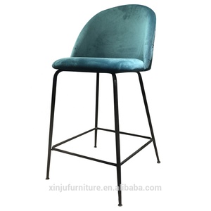 Mobilier <span class=keywords><strong>Bar</strong></span> Chaise en velours bleu ciel bon marché <span class=keywords><strong>Tabouret</strong></span> <span class=keywords><strong>de</strong></span> <span class=keywords><strong>bar</strong></span> moderne avec pieds arrière en métal - Product Image 1