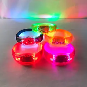 Prezzo all'ingrosso OEM ODM colorato movimento musicale sensore remoto silicone LED braccialetto LED braccialetto per la festa