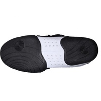 Blanc de taekwondo d'arts martiaux pratique chaussures de sport