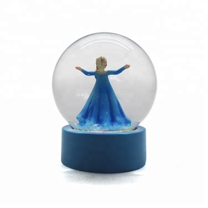 Globo di Neve Personalizzato con Regina Danzante, Scultura Decorativa per la Casa, Globo di Neve Natalizio - Product Image 2