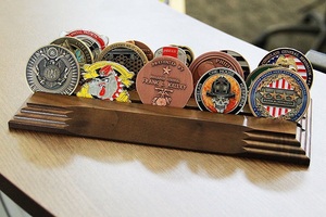 나무 도전 동전 디스플레이 홀더 - Product Image 3