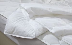 Deeda nhà máy của hai mươi mốt Bộ sưu tập khách sạn mềm mại chăn bông trắng mùa đông siêu mềm Comforter Đồng bằng mô hình vuông Polyester - Product Image 4