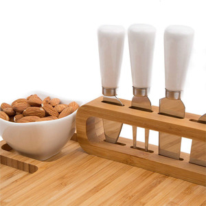 Tabla de quesos de bambú ecológica con juego de cubiertos y tazón de condimentos - Product Image 3