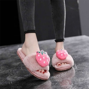 Ciabatte da Interno Comode con Cinturino alla Caviglia, <span class=keywords><strong>Sandali</strong></span> <span class=keywords><strong>Rosa</strong></span> in Peluche con Fragola - Product Image 5