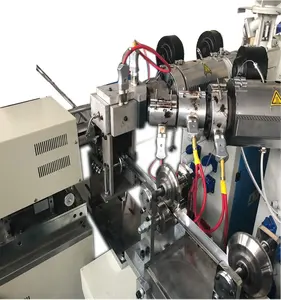 Machine universelle pour la fabrication de tuyaux, ensemble en plastique et aluminium, pour l'eau chaude, le gaz, ou la vapeur