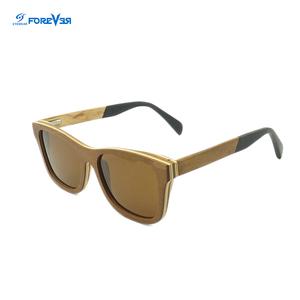 Planche à roulettes recyclé bois poli à la main privé étiquette hommes lunettes de soleil - Product Image 1