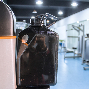 Article en gros à prix avantageux, fabrication directe d'usine à Shenzhen, fourniture personnalisée de marque, carafe en plastique de 2,2 l avec support pour téléphone, bouteille d'eau de 2,2 l - Product Image 6