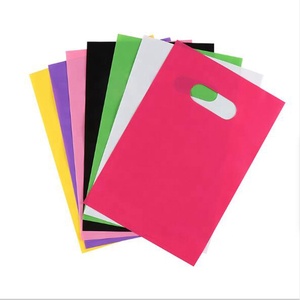 Benutzer definierte Logo gedruckt PE gestanzte Kunststoff T-Shirt Tasche mit Griff für die Verpackung Schuhe Socken Pelz - Product Image 1