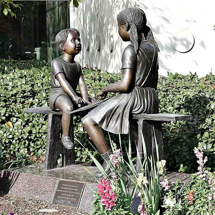 Al aire libre decoración de los niños niño y niña en el banco de jardín estatua