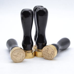 Sceau en <span class=keywords><strong>laiton</strong></span> avec poignée en bois noir et logo <span class=keywords><strong>personnalisé</strong></span> pour les fêtes et les mariages - Product Image 2