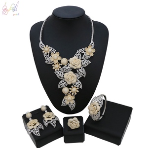 Commercio all'ingrosso Americano Set di <span class=keywords><strong>Gioielli</strong></span> Con Diamanti di Cristallo di Zircon Degli Orecchini Della Collana Dell'anello Del Braccialetto per le Donne di Modo su Monili di Cerimonia Nuziale - Product Image 2