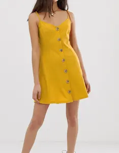 フェイクウッドボタン付きの新しいデザインのミニスラビーキャミスイングドレス