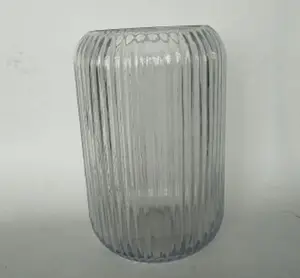 Красивая прозрачная ребристая стеклянная ваза для украшения дома