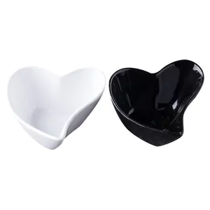 Yüksek kaliteli ev/restoran/otel masa porselen kalp şeklinde kase beyaz tabaklar siyah seramik kalp şekilli plakalar