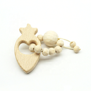 En gros Personnalisé Original Bois Couleur Hêtre Bois <span class=keywords><strong>Fraise</strong></span> En Forme <span class=keywords><strong>Anneau</strong></span> <span class=keywords><strong>de</strong></span> <span class=keywords><strong>Dentition</strong></span> En Bois Bébé <span class=keywords><strong>de</strong></span> <span class=keywords><strong>Dentition</strong></span> - Product Image 1