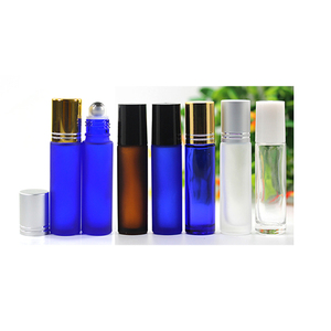 Bouteilles à bille givrées noires ambre <span class=keywords><strong>bleu</strong></span> clair 10ml bouteilles à rouleaux d'huile essentielle en verre dépoli avec couvercle noir à rouleau en métal - Product Image 2