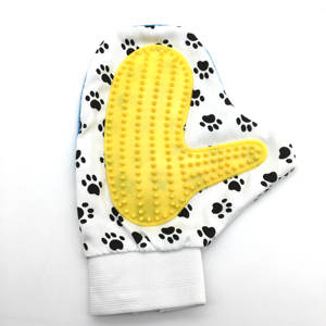 Guante de tela con forma de pata estampada mascota perro gato Animal cachorro aseo peine de masaje con masajeador TPR suave - Product Image 1