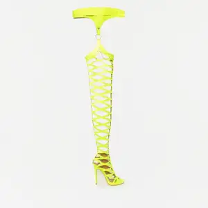 Sepatu Bot Sandal Selutut Kuning Neon Berongga Seksi Sepatu Bot Ular Panjang untuk Wanita Hak Stiletto Tinggi Setinggi Paha