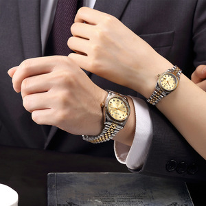 Le coppie sul tavolo <span class=keywords><strong>delle</strong></span> <span class=keywords><strong>donne</strong></span> di <span class=keywords><strong>calendario</strong></span> orologio da polso impermeabile orologio d'oro di lusso dell'oro di modo cinghia della vigilanza degli uomini quadrante di grandi dimensioni tavolo studente - Product Image 4
