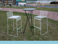 Tabouret empilable en fil métallique