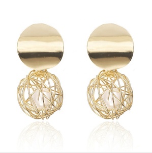 2019 nuevo estilo de aleación de tejido bola perla pendientes de nudo - Product Image 1