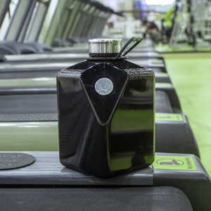 Article en gros à prix avantageux, fabrication directe d'usine à Shenzhen, fourniture personnalisée de marque, carafe en plastique de 2,2 l avec support pour téléphone, bouteille d'eau de 2,2 l - Product Image 3