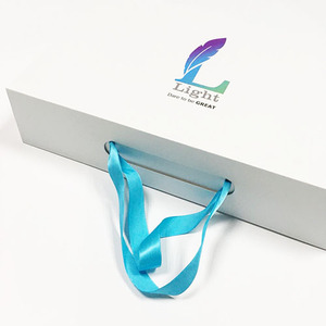Lujo al por mayor blanco <span class=keywords><strong>mate</strong></span> <span class=keywords><strong>papel</strong></span> plegable Magetic grandes cajas de regalo con la impresión de logotipo personalizado - Product Image 1