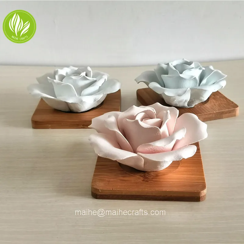 Rosa de flor de cerâmica artesanal, em bambu, placa de madeira