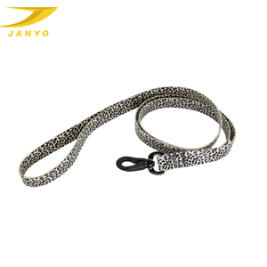 Correa con estampado de leopardo para perro, arnés impermeable de pvc con hebilla de metal - Product Image 4
