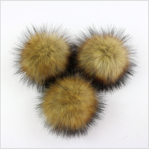 Usine de gros Faux <span class=keywords><strong>renard</strong></span> brut et fourrure de raton laveur Pom Pom boules Snap/Pin/Paster pour <span class=keywords><strong>une</strong></span> utilisation de vêtement - Product Image 1