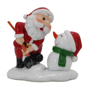 Ornamen dekorasi Natal patung Santa Claus Resin dengan patung Dekorasi Rumah manusia salju