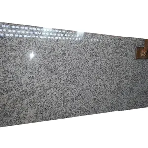 wit graniet granieten plaat gesneden met zwarte vlekken