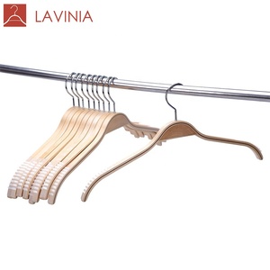 <span class=keywords><strong>LAVINIA</strong></span> Lot de 10 cintres en bois stratifiés personnalisés prêts à être expédiés - Product Image 4
