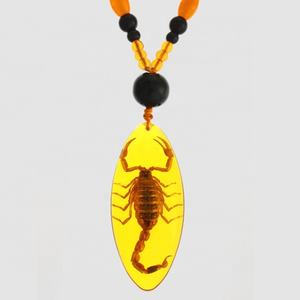 Collier scorpion en résine, classique, cadeau spécial de grande taille, ambre - Product Image 1