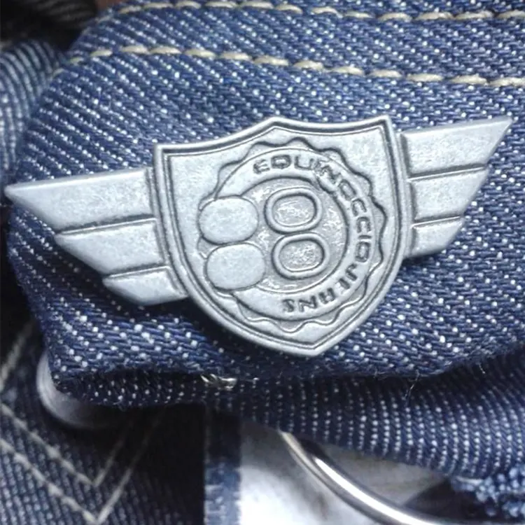 Fabrika fiyat Moda marka logosu giyim kot yama etiketi konfeksiyon kabartmalı özel metal logo etiketleri çanta