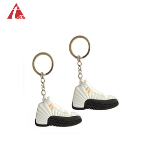 plástico suave de PVC 3d zapatillas llavero zapato de goma AJ <span class=keywords><strong>yeezy</strong></span> cebra aire baloncesto llavero zapato personalizado - Product Image 2