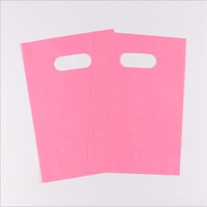 Benutzer definierte Logo gedruckt PE gestanzte Kunststoff T-Shirt Tasche mit Griff für die Verpackung Schuhe Socken Pelz - Product Image 5