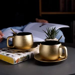 Matte Gold Round Porcelain CupとSaucerとStand Ceramic Coffee Tea Set