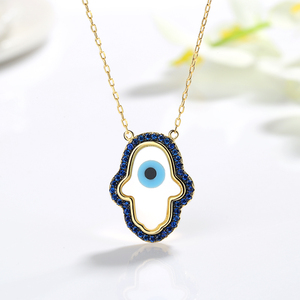 Collana con ciondolo <span class=keywords><strong>Hamsa</strong></span> in acrilico placcato oro 18 carati con zirconi placcati oro 18 carati