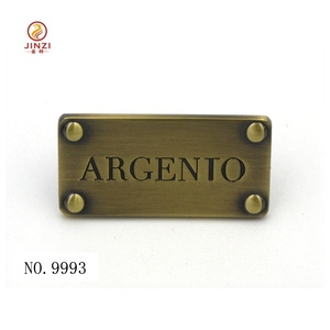 Hardware per borse alla moda piastra metallica in ottone con logo inciso di vari tipi - Product Image 2