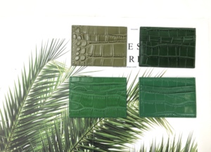 Porte-cartes pour hommes, en cuir personnalisé avec motif gaufré au croco - Product Image 4