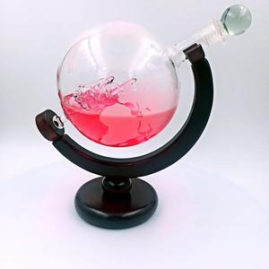 <span class=keywords><strong>Whisky</strong></span> <span class=keywords><strong>Carafe</strong></span> Pour Esprits Ou Vin Décoratif Gravé Monde <span class=keywords><strong>Globe</strong></span> En Verre Avec Support En Bois Avec du Verre Conçu Voilier - Product Image 5