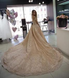 <span class=keywords><strong>Abito</strong></span> <span class=keywords><strong>da</strong></span> <span class=keywords><strong>Sposa</strong></span> di Lusso a Sirena con Lungo Strascico e Splendidi Ricami Dorati - Product Image 2