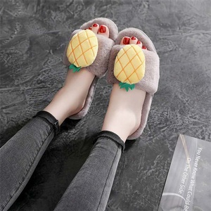 Ciabatte da Interno Comode con Cinturino alla Caviglia, <span class=keywords><strong>Sandali</strong></span> <span class=keywords><strong>Rosa</strong></span> in Peluche con Fragola - Product Image 4