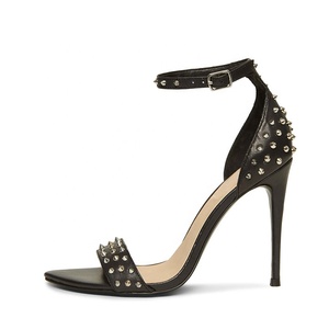 Taglie forti rivetti eleganti neri tacchi alti punta a punta cinturino <span class=keywords><strong>con</strong></span> fibbia sandali da ragazza <span class=keywords><strong>con</strong></span> <span class=keywords><strong>borchie</strong></span> scarpe da festa