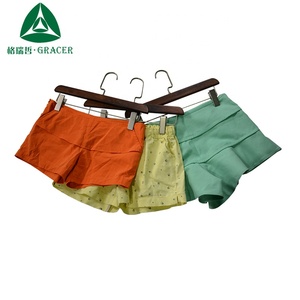 En vrac en gros vêtements usagés dames pantalons courts vêtements d'occasion bon marché francs - Product Image 1