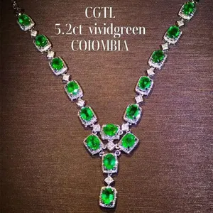 เครื่องประดับสีเขียวสดใสหรูหรา 5.2ct Emerald Charm สร้อยคอทอง 18k สำหรับสตรี