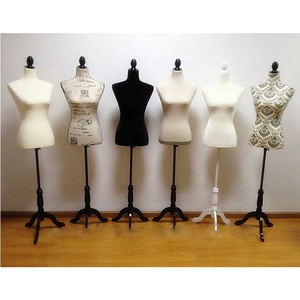 Maniquí de Mujer Tipo Busto de Espuma Cubierto con Varias Telas - Product Image 1