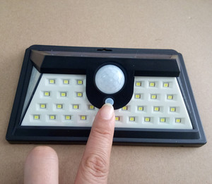 42 LED Lampe Solaire Etanche IP65 Détecteur de Mouvement Panneau Solaire Amélioré Eclairage Solaire Extérieur pour jardin, Garag - Product Image 2